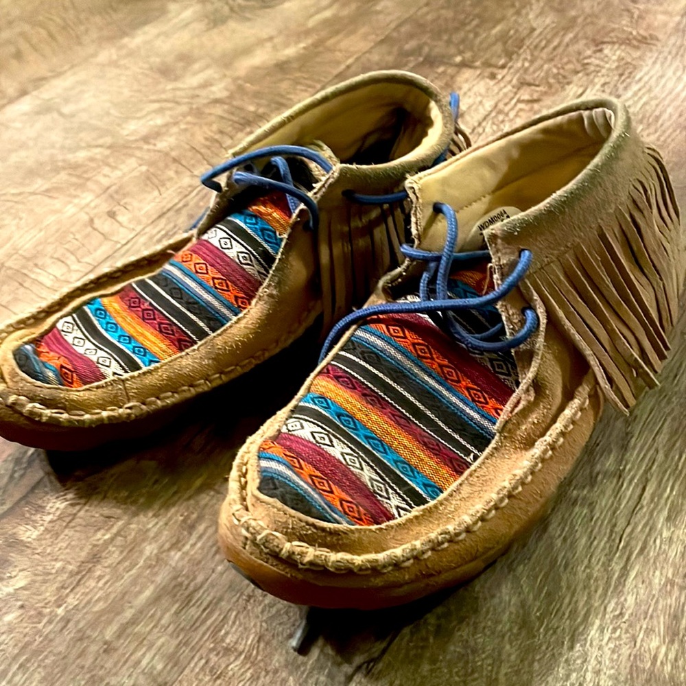 Women’s twisted x driving moccasins with fringe.
